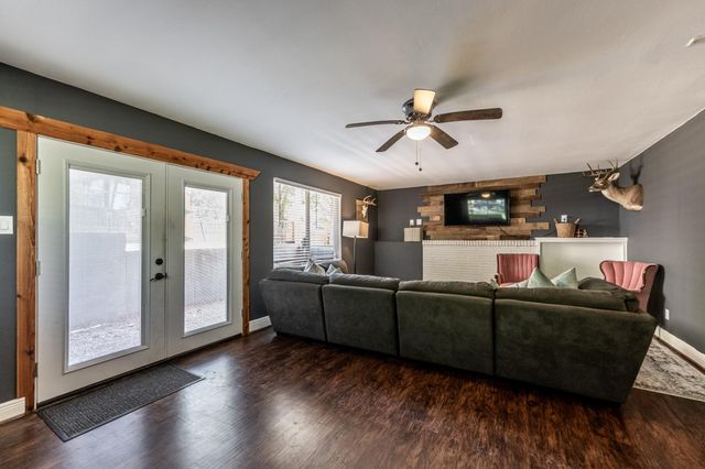 2120 Avenue R, Huntsville, TX 77340