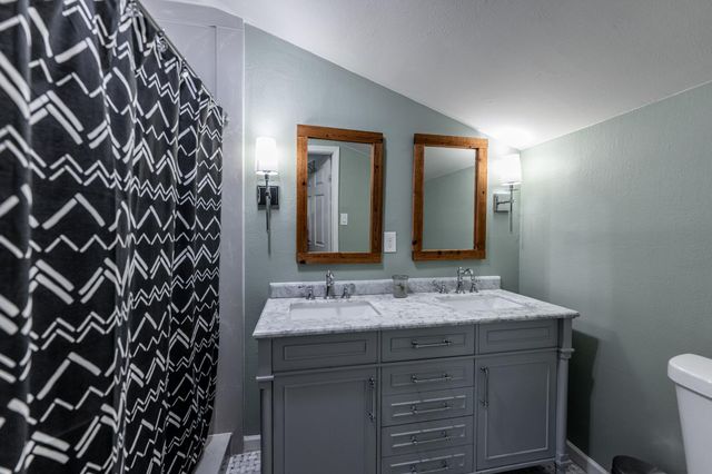 2120 Avenue R, Huntsville, TX 77340