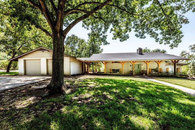 2120 Avenue R, Huntsville, TX 77340