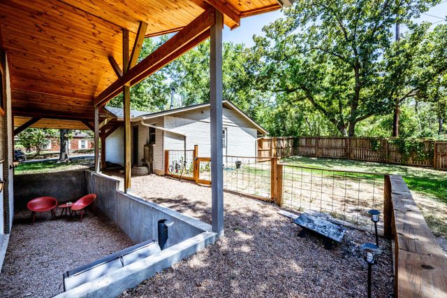 2120 Avenue R, Huntsville, TX 77340