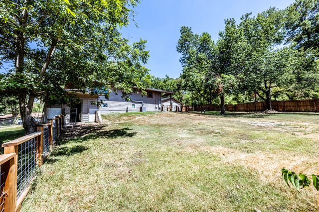 2120 Avenue R, Huntsville, TX 77340