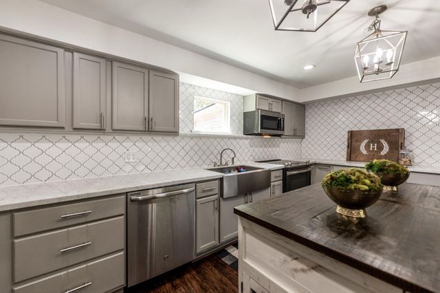 2120 Avenue R, Huntsville, TX 77340