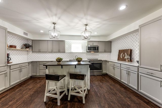 2120 Avenue R, Huntsville, TX 77340