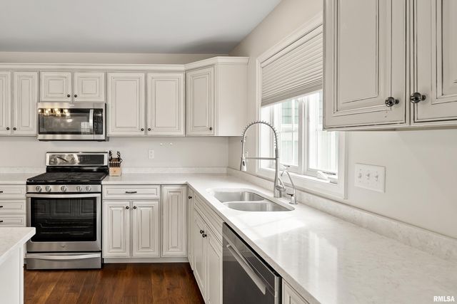 300 2ND Avenue, Hampton, IL 61256