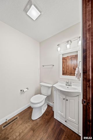 300 2ND Avenue, Hampton, IL 61256