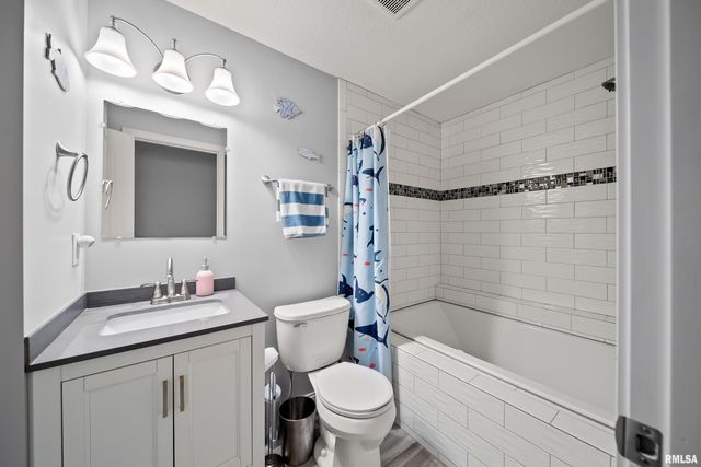 300 2ND Avenue, Hampton, IL 61256