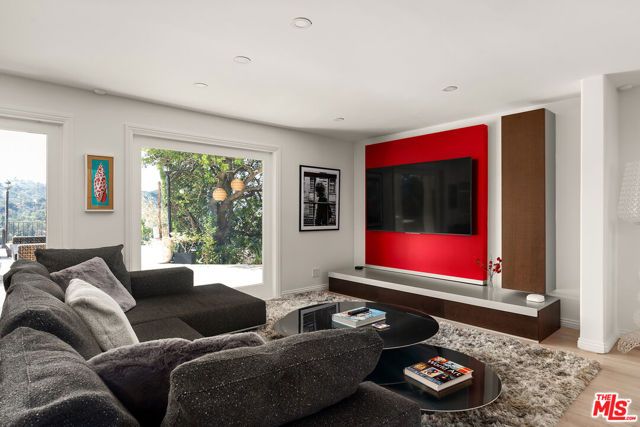 8020 Zeus Drive, Los Angeles, CA 90046