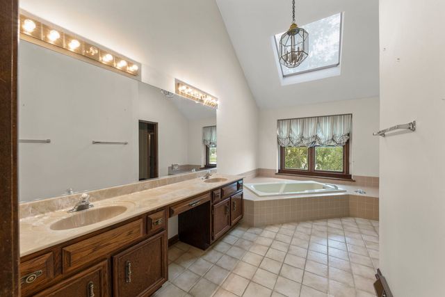 1841 Helen Court, Wheaton, IL 60189