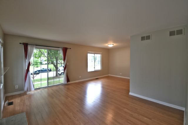 370 Sandhurst Lane A, South Elgin, IL 60177