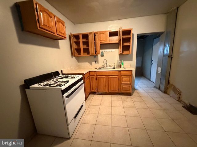 2831 N HOWARD ST, Philadelphia, PA 19133