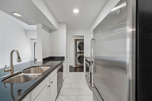 5916 Sandhurst Lane 233, Dallas, TX 75206