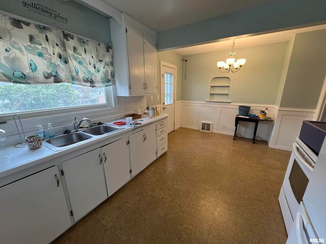 1328 W CIRCLE Road, Peoria, IL 61604