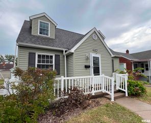 1328 W CIRCLE Road, Peoria, IL 61604