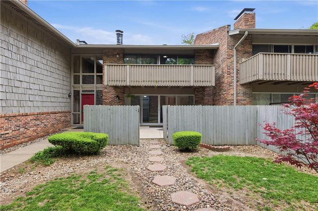 8730 Metcalf Avenue 105, Overland Park, KS 66212