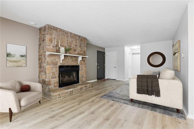 8730 Metcalf Avenue 105, Overland Park, KS 66212