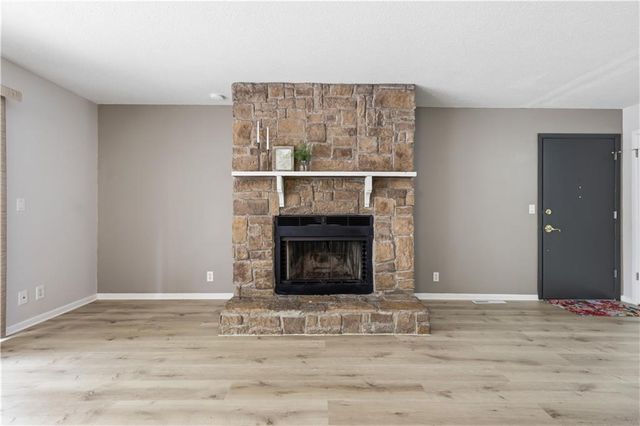 8730 Metcalf Avenue 105, Overland Park, KS 66212