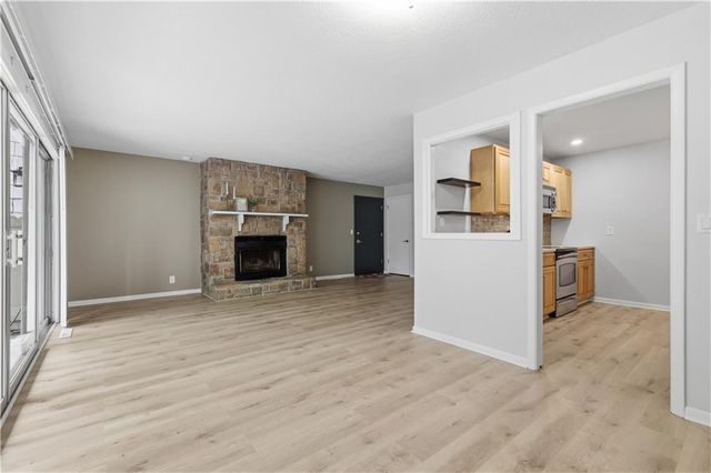8730 Metcalf Avenue 105, Overland Park, KS 66212