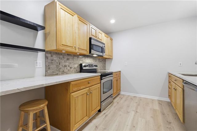 8730 Metcalf Avenue 105, Overland Park, KS 66212