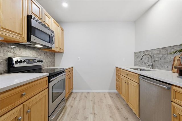 8730 Metcalf Avenue 105, Overland Park, KS 66212