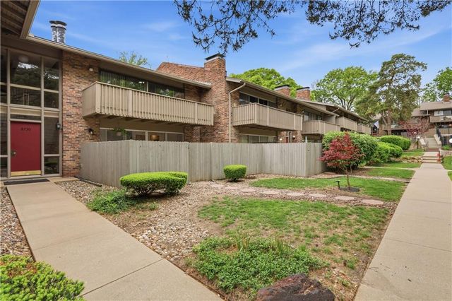 8730 Metcalf Avenue 105, Overland Park, KS 66212