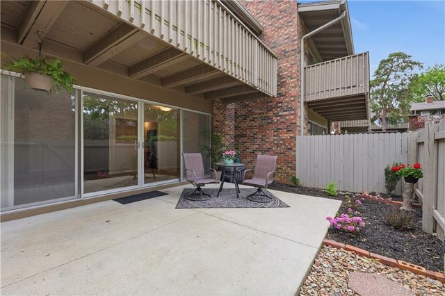8730 Metcalf Avenue 105, Overland Park, KS 66212