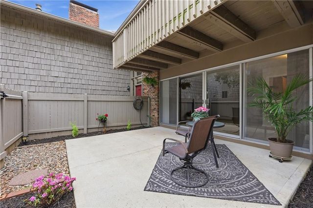 8730 Metcalf Avenue 105, Overland Park, KS 66212