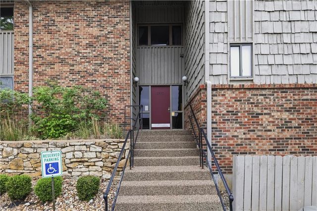 8730 Metcalf Avenue 105, Overland Park, KS 66212