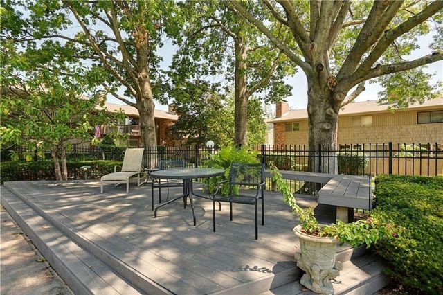 8730 Metcalf Avenue 105, Overland Park, KS 66212
