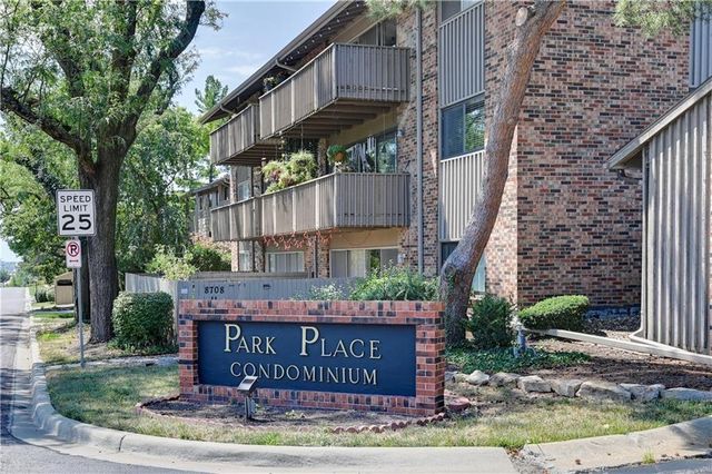 8730 Metcalf Avenue 105, Overland Park, KS 66212