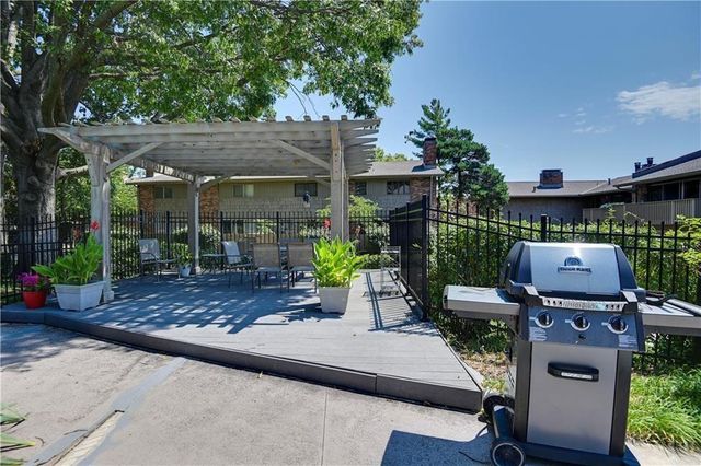 8730 Metcalf Avenue 105, Overland Park, KS 66212