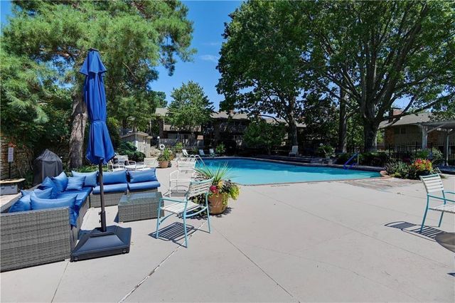 8730 Metcalf Avenue 105, Overland Park, KS 66212