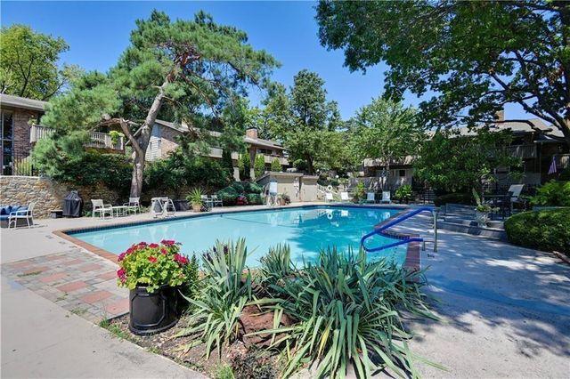 8730 Metcalf Avenue 105, Overland Park, KS 66212