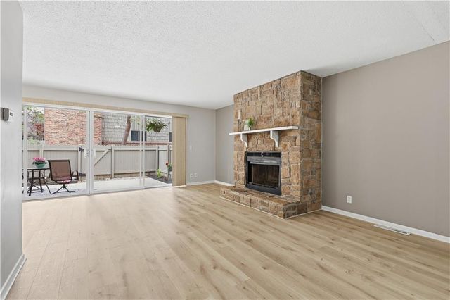 8730 Metcalf Avenue 105, Overland Park, KS 66212