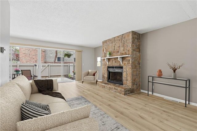 8730 Metcalf Avenue 105, Overland Park, KS 66212