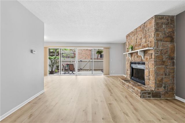 8730 Metcalf Avenue 105, Overland Park, KS 66212