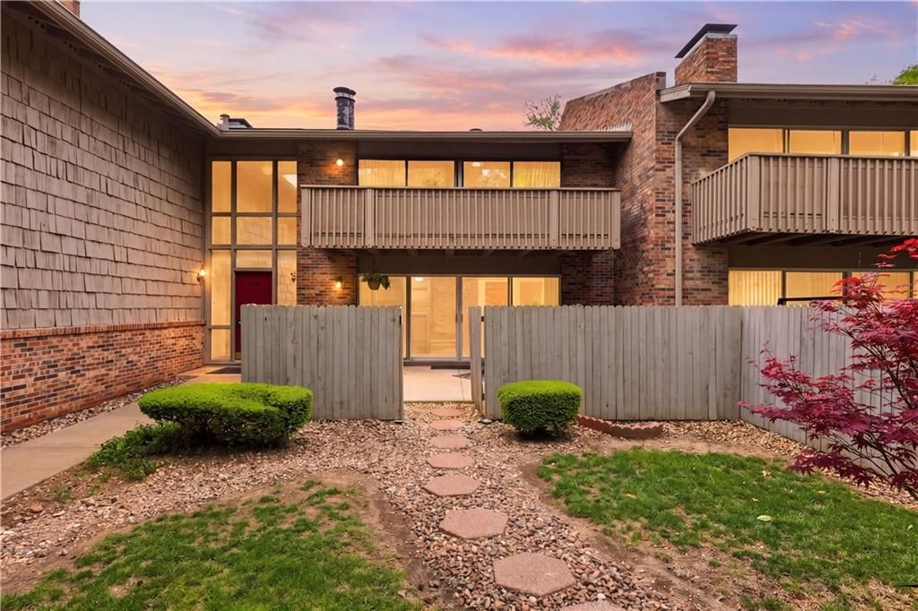 8730 Metcalf Avenue 105, Overland Park, KS 66212