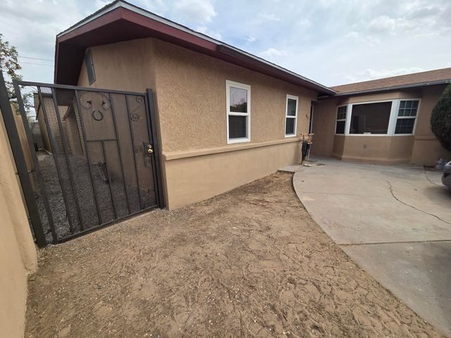 632 57th Street NW, Albuquerque, NM 87105