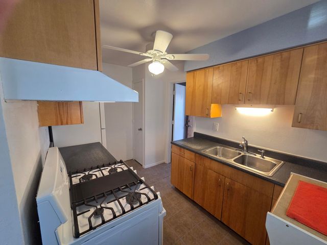 632 57th Street NW, Albuquerque, NM 87105