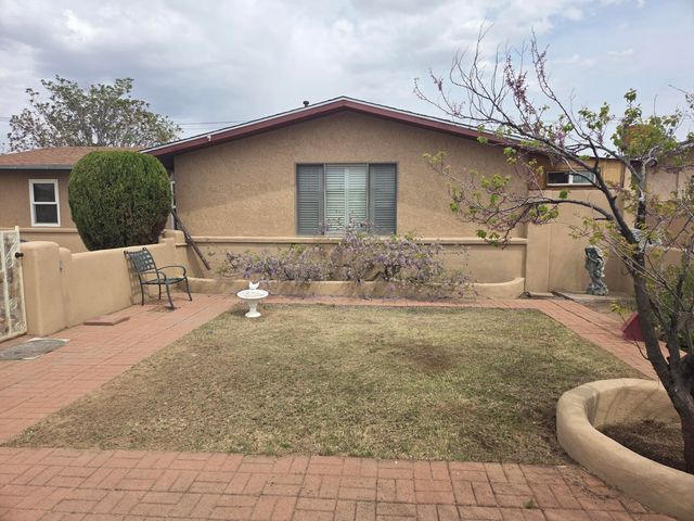 632 57th Street NW, Albuquerque, NM 87105