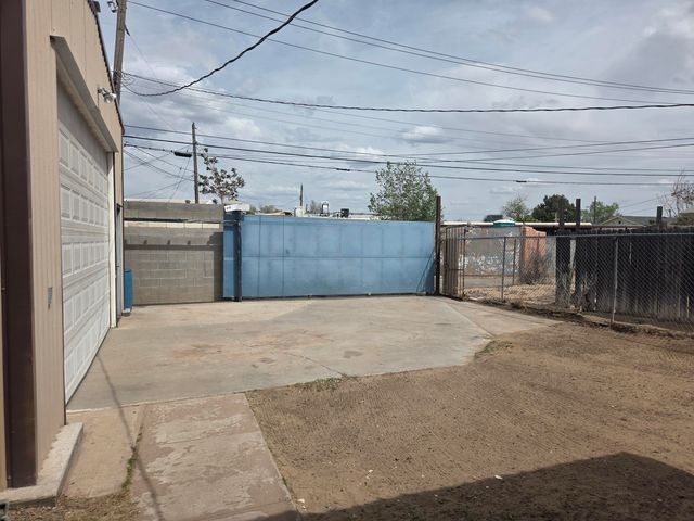 632 57th Street NW, Albuquerque, NM 87105