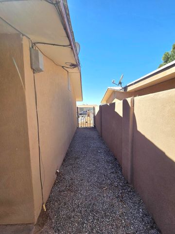 632 57th Street NW, Albuquerque, NM 87105