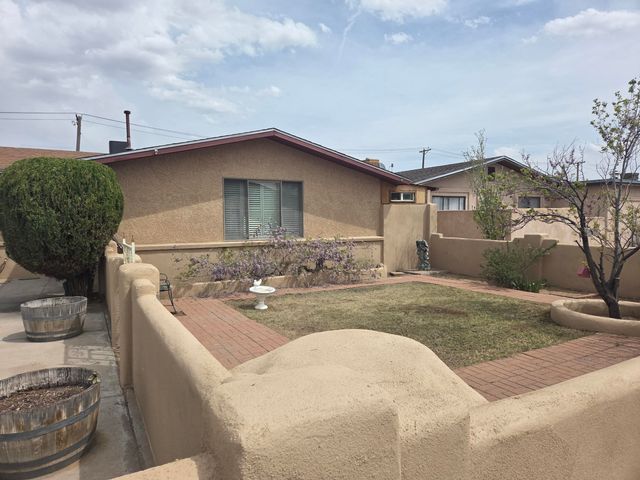 632 57th Street NW, Albuquerque, NM 87105