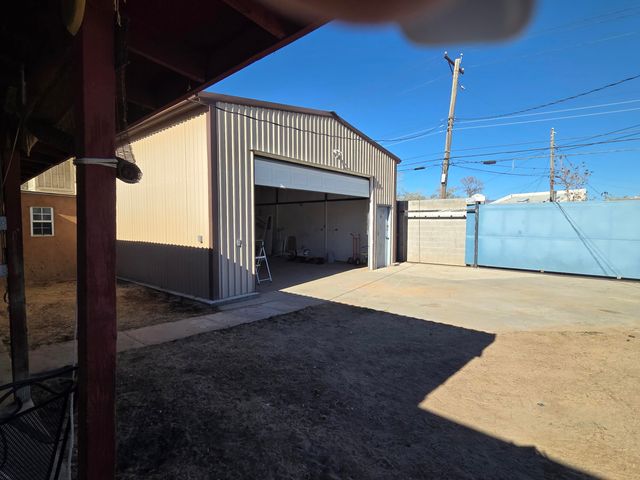 632 57th Street NW, Albuquerque, NM 87105