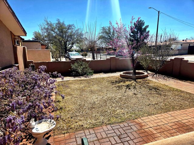 632 57th Street NW, Albuquerque, NM 87105