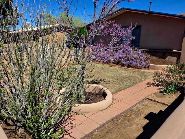 632 57th Street NW, Albuquerque, NM 87105