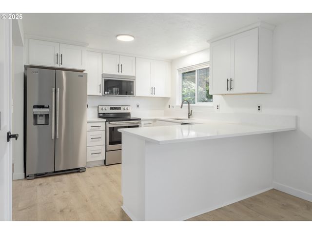 2817 APPLEWOOD Ln, Eugene, OR 97408