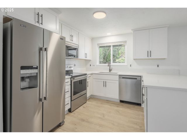 2817 APPLEWOOD Ln, Eugene, OR 97408