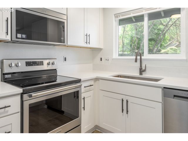 2817 APPLEWOOD Ln, Eugene, OR 97408