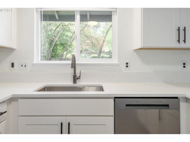 2817 APPLEWOOD Ln, Eugene, OR 97408