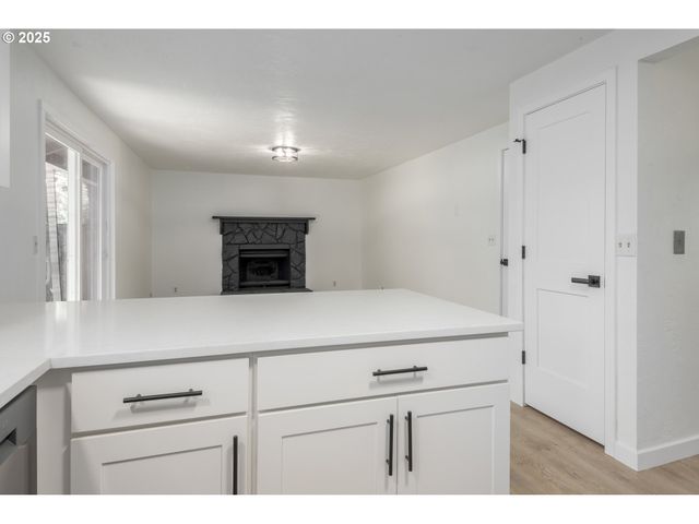 2817 APPLEWOOD Ln, Eugene, OR 97408